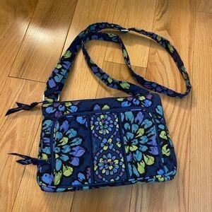 Vera Bradley Bag in Indigo Pop, EUC, hardly used, zipper & magnetic closures